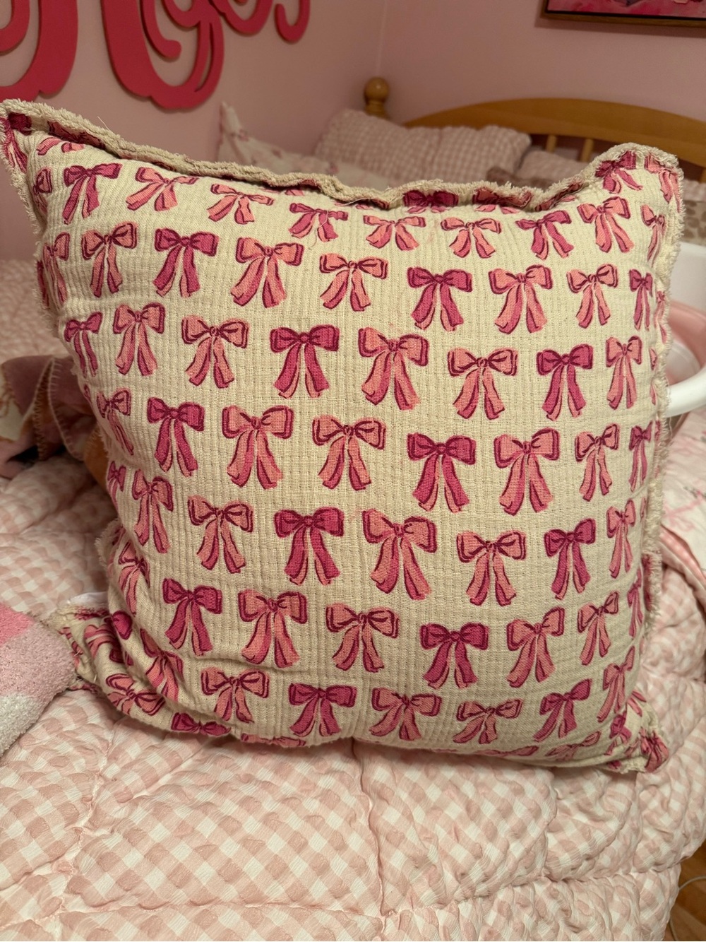 Bow Pattern Decorative Throw Pillow — Pink on Cream